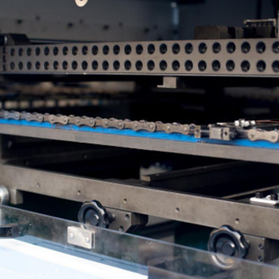La macchina tagliante e di piegatura a base piatta per cartone ondulato pp riveste
