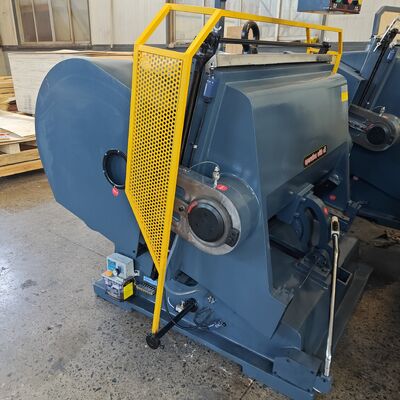 Quattro parti di assicurazione cartone ondulato macchina di taglio a striscia con velocità 20±2 Strokesmin e continua pressione taglio Modello di ritardo di tempo