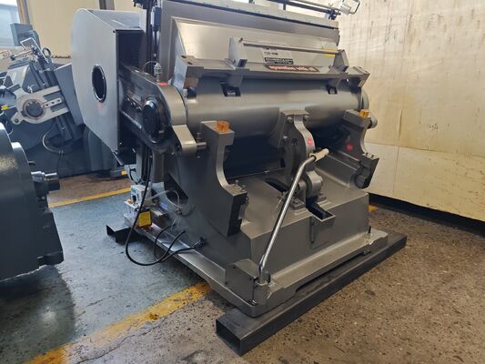 Macchina manuale per fustellatura di cartone ondulato per impieghi gravosi ML1200 con dimensioni 1200 × 830 mm e quattro sistemi di sicurezza