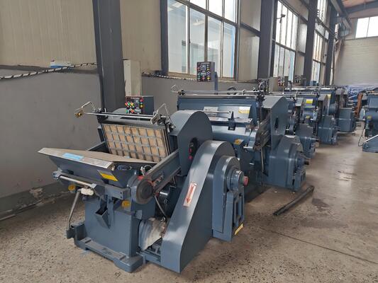 ML750 Macchina semiautomatica di taglio a stampo a cartone ondulato con frizione del freno della piastra di aspirazione elettrica e quattro parti di sicurezza per il funzionamento sicuro